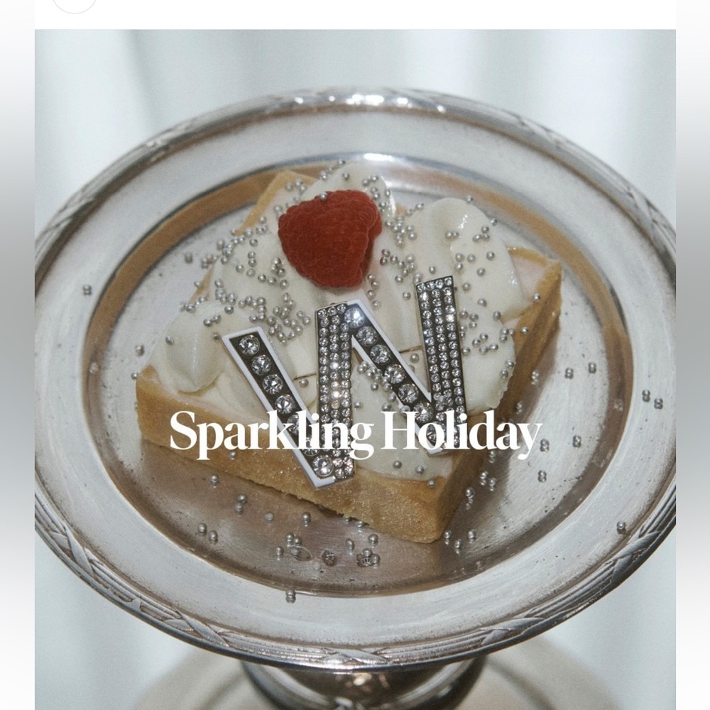 NWOT Weekend Max Mara Label-cut Logo Rhinestone Brooch Size:OS White All seasons - Picture 4 of 6